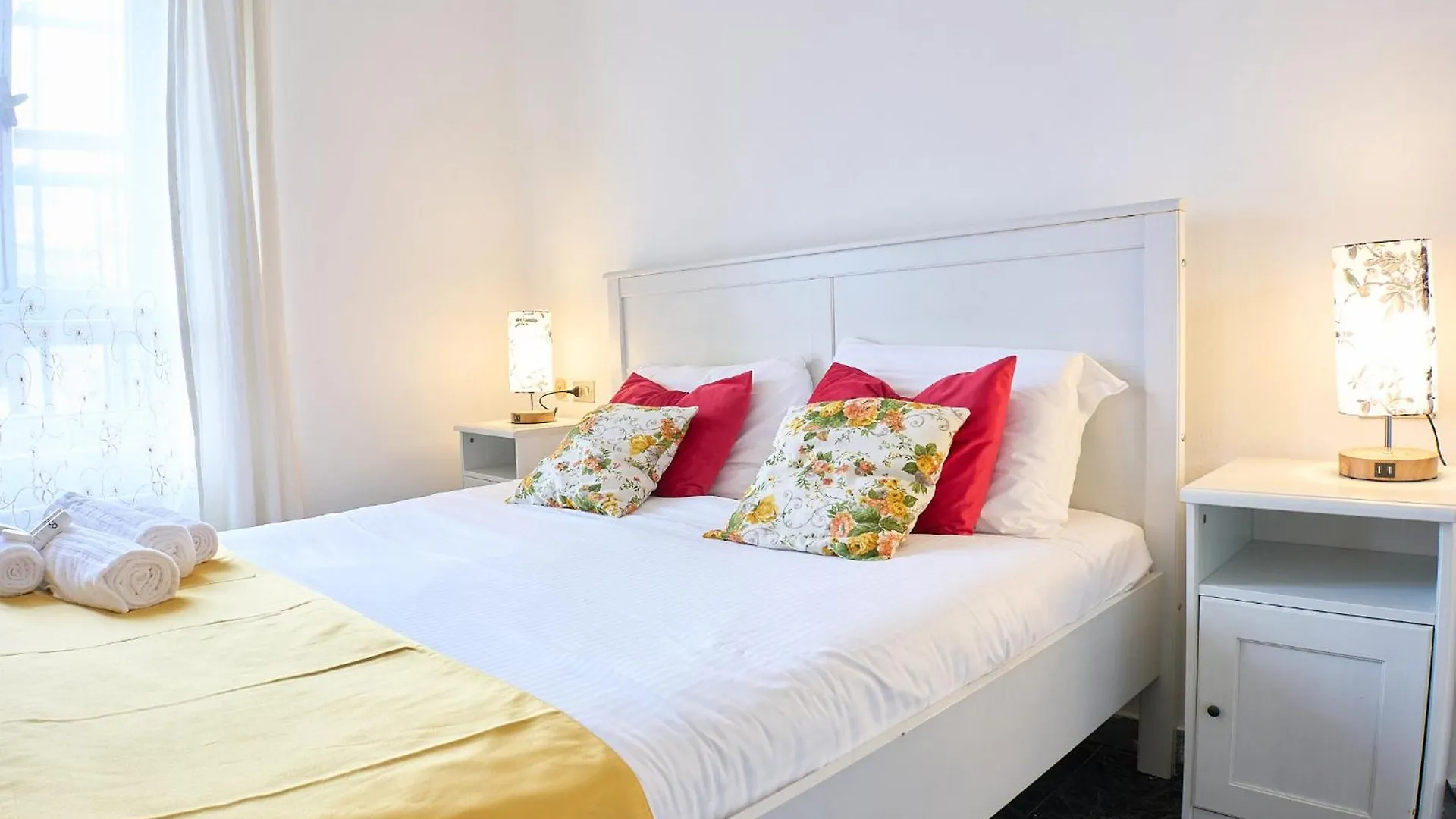 Xenia Apartments - Two-Room Apartment In Navigli Area Milan 0*,  Italy
